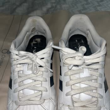 FLO'dan Alınan Adidas Ayakkabının İç Kısmı 6 Ayda Tüylendi Ve Yırtıldı, Kullanıcı Hatası Söylendi