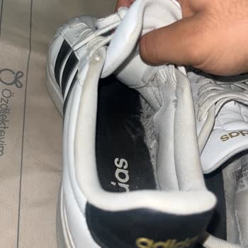 FLO'dan Alınan Adidas Ayakkabının İç Kısmı 6 Ayda Tüylendi Ve Yırtıldı, Kullanıcı Hatası Söylendi