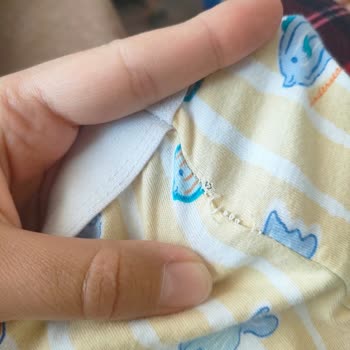 Bebek Kıyafetlerinde Uzun Etiketler Cilt Tahrişi Ve Kumaş Yırtılmasına Neden Oluyor