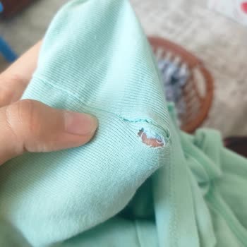 Bebek Kıyafetlerinde Uzun Etiketler Cilt Tahrişi Ve Kumaş Yırtılmasına Neden Oluyor