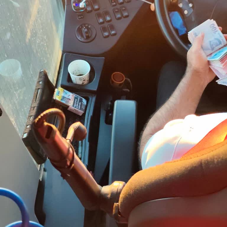 Şoförün Sigara İçmesi Ve Telefonla Konuşması Trafiği Tehlikeye Atıyor