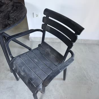 Altus Montaj Ekibi Evdeki Yeni Sandalyelere Ayakkabıyla Dokundu