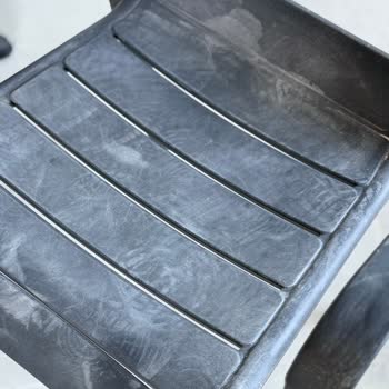 Altus Montaj Ekibi Evdeki Yeni Sandalyelere Ayakkabıyla Dokundu