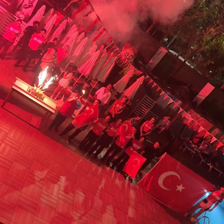 Türk Gecesinde Animasyon Ekibi İngilizce Konuştuğu İçin Misafirler Değer Görmedi