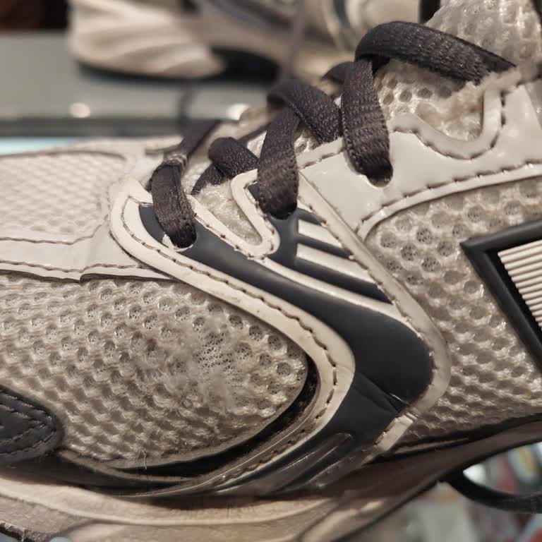 New Balance Ayakkabısı Üç Gün Sonra Yan Yırtıldı, Mağaza Dış Etken İddia Ediyor