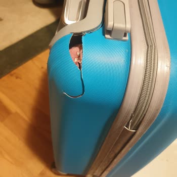 Ajet Uçuşunda Valiz Hasarı Ve Belgeler Tekrarlı Talep Edilerek Çözüm Bekleniyor