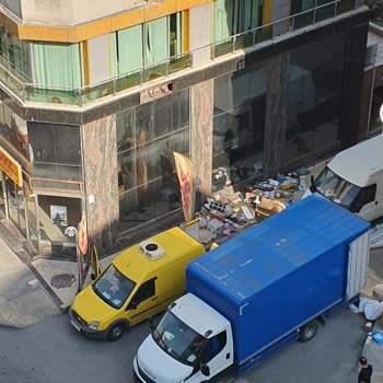 DHL Mersin Şubesinde Kargolar Sokakta Fırlatılıyor Ve Hasar Riski Artıyor