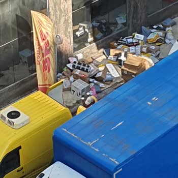 DHL Mersin Şubesinde Kargolar Sokakta Fırlatılıyor Ve Hasar Riski Artıyor