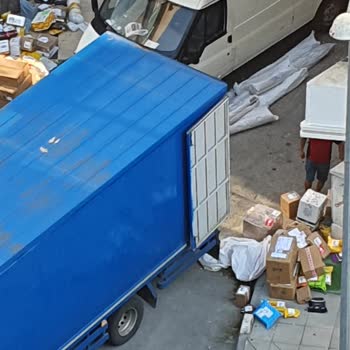 DHL Mersin Şubesinde Kargolar Sokakta Fırlatılıyor Ve Hasar Riski Artıyor