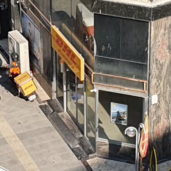 DHL Mersin Şubesinde Kargolar Sokakta Fırlatılıyor Ve Hasar Riski Artıyor