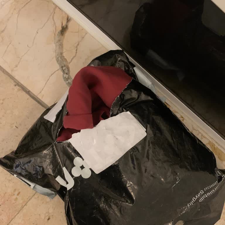 Koton Gönderim Paketi Yırtıldı, Sürat Kargo Sorumluluğu Reddetti