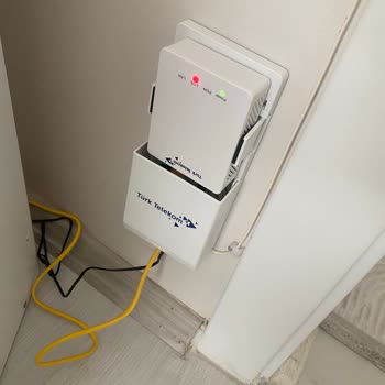 Kırık Duvarlar Ve İnternetsiz Ev İçin Türk Telekom’dan Acil Onarım Talebi