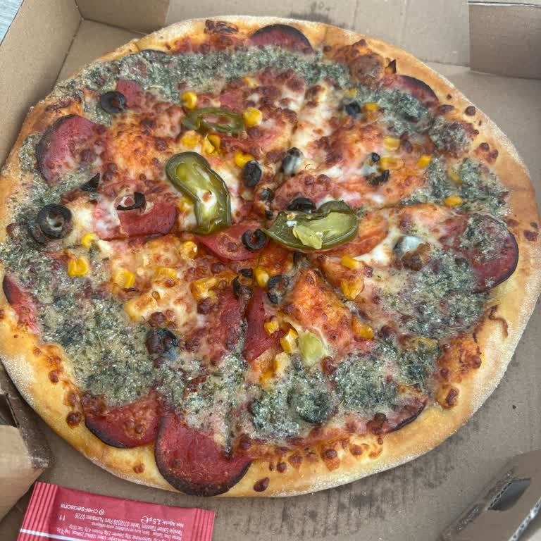 Sarımsaklı Kenar Olmadan Gelen Soğuk Ve Aşırı Tuzlu Pizza