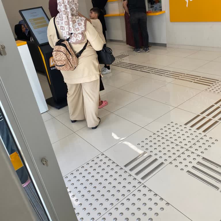 Güvenlik Görevlisinin Sıra Numarası Alımını Engellemesi Ve Saygısız Yaklaşımı