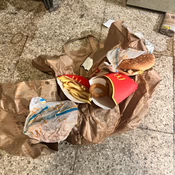 Islak Ve Patlamış Hamburger Menüsü, Yardım Merkezinde Çözüm Yok