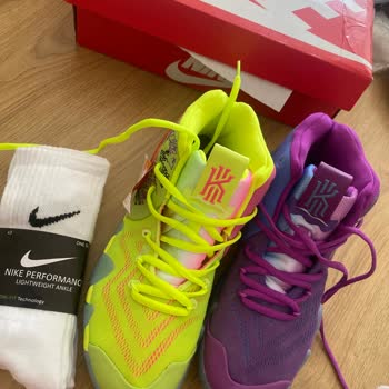 Sneaks White'dan Aldığım Kyrie 4 Confetti Ayakkabı Ve Çoraplar Çakma Ve Kalitesiz