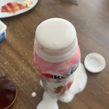 Altın Kılıç Kefir Şişesinden Aniden Köpürerek Taşması Ve Güvensizlik