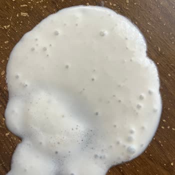 Altın Kılıç Kefir Şişesinden Aniden Köpürerek Taşması Ve Güvensizlik