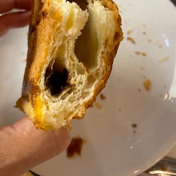 Çikolatasız Kruvasan Ve Yanıltıcı Sunum