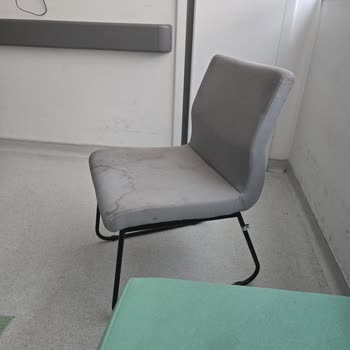 Genel Cerrahi 2 Servisinde Refakatçi Koltukları Kirli Ve Gıcırdıyor