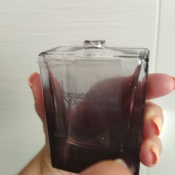 Kırık Parfüm Şişesi Ve Saygısız Müşteri Temsilcisi