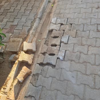 Vodafone Fiber Çalışanları Site İçinde Parkeleri Düzensiz Şekilde Söküp Bıraktı