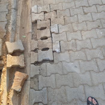 Vodafone Fiber Çalışanları Site İçinde Parkeleri Düzensiz Şekilde Söküp Bıraktı