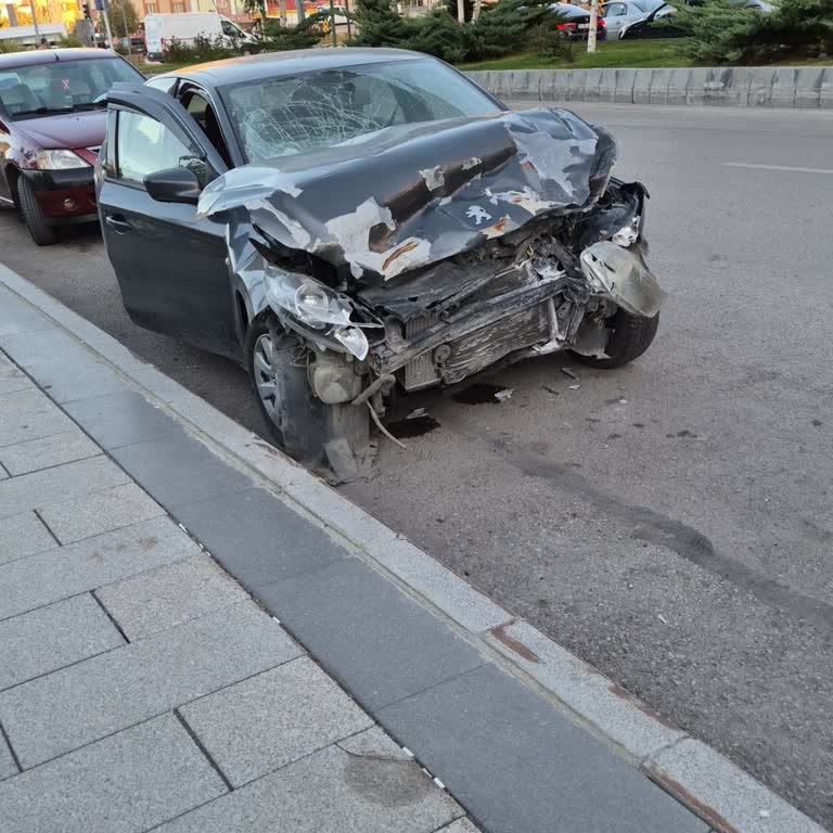 Palandöken Ak Meydan’da Terk Edilmiş Araç Çocuk Güvenliğini Tehdit Ediyor
