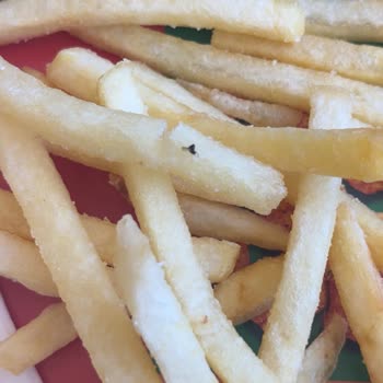 Burger King Nazilli'de Patates Kızartmasında Böcek Tespiti Hijyen Problemi
