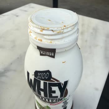 Kapağın İçindeki Kirli Whey Protein Ürünü