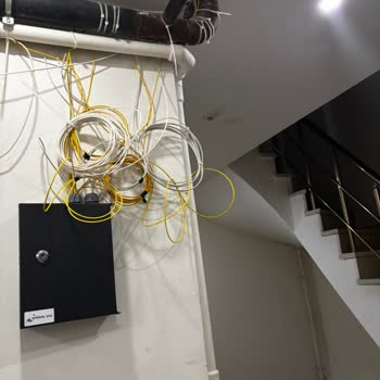 Türk Telekom Kablolarının Düzensiz Ve Doğalgaz Borusuna Bağlanması Güvenlik Riski Yaratıyor
