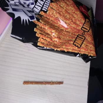 Eti Crax Chili Lime Paketinde Yanmış Görünümlü Siyah Kraker