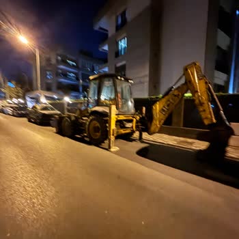 Bakırköy Yeşilköy’de JCB İş Makinesi Trafiği Engelliyor Ve Güvenliği Tehlikeye Atıyor