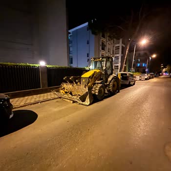 Bakırköy Yeşilköy’de JCB İş Makinesi Trafiği Engelliyor Ve Güvenliği Tehlikeye Atıyor