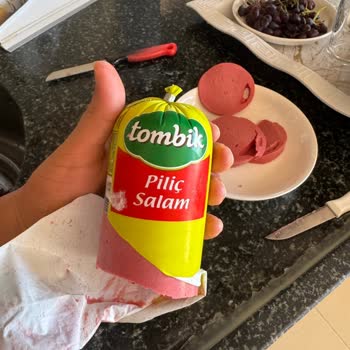 BİM Tombik Piliç Salamında Kırmızı Jel Kıvamı Ve Hijyen Sorunu
