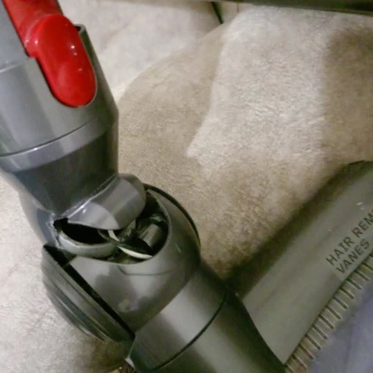 Dyson V8 Süpürge Aparatı Normal Kullanımda Kırıldı, Ücretsiz Değişim İstiyorum