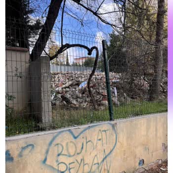 Kartal’da Bahçe Duvarı Çatlakları Çocukları Tehlikeye Atıyor Ve Belediye Yanıt Vermiyor