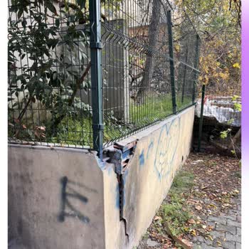 Kartal’da Bahçe Duvarı Çatlakları Çocukları Tehlikeye Atıyor Ve Belediye Yanıt Vermiyor