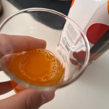 Kapak Kırılarak Plastik Parçacıklar Meyve Suyuna Karıştı Gıda Güvenliği Endişesi