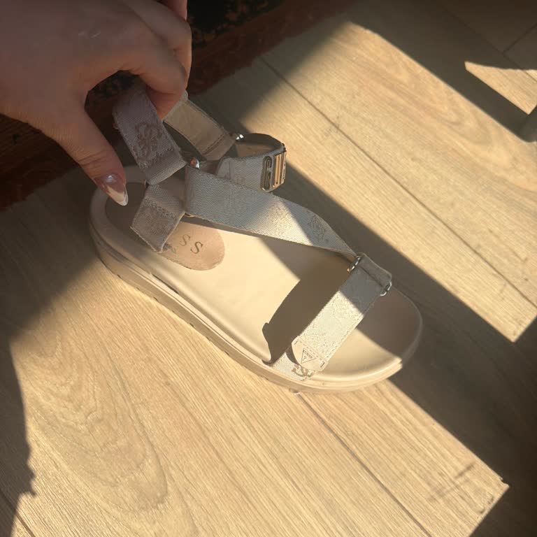 Guess Sandaleti Dört Kullanımda Yan Tarafı Koptu, Yetkili Çözüm Yok