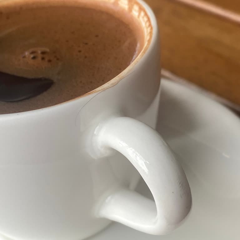 Pastanede Kahve İçinde Kıl Ve Çay Tabağında Hijyen İhlali