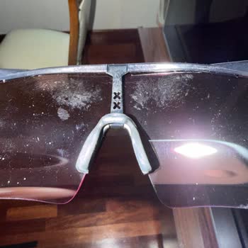 Yeni Olmayan Oakley Gözlüğündeki Parmak İzleri Ve Lekeler Nedeniyle Değişim İsteği