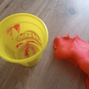 Play-Doh Hamuru Aşırı Yapışıyor, Temizliği Zor Ve Keyfi Bozuyor