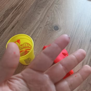 Aşırı Yapışan Play-Doh Hamuru Temizliği Zorlaştırıyor