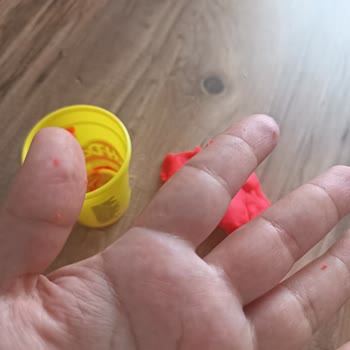 Aşırı Yapışan Play-Doh Hamuru Temizliği Zorlaştırıyor