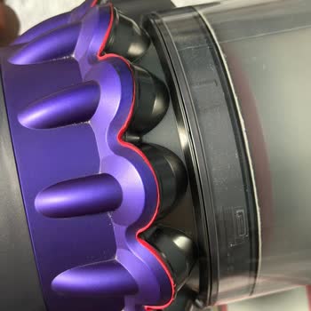 Servis Sonrası Dyson Süpürge Siklon Bölümünde Boya Dökülmesi Ve Lastik Parçalanması