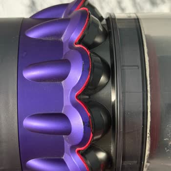 Servis Sonrası Dyson Süpürge Siklon Bölümünde Boya Dökülmesi Ve Lastik Parçalanması
