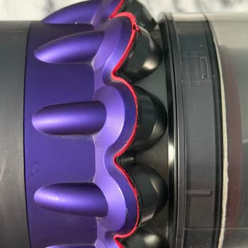Servis Sonrası Dyson Süpürge Siklon Bölümünde Boya Dökülmesi Ve Lastik Parçalanması