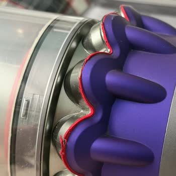 Servis Sonrası Dyson Süpürge Siklon Bölümünde Boya Dökülmesi Ve Lastik Parçalanması
