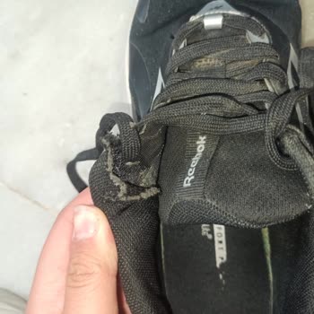 Boyner'de Satın Alınan Reebok Ayakkabı İlk Ayda Bağcık Yırtıldı Ve Garanti Reddedildi